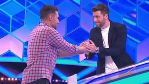 Rodrigo Vázquez junto a un concursante de El cazador