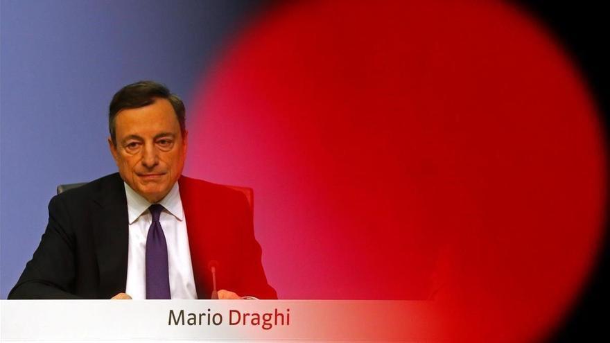 Draghi asegura que las perspectivas de inflación de la zona euro se alejan