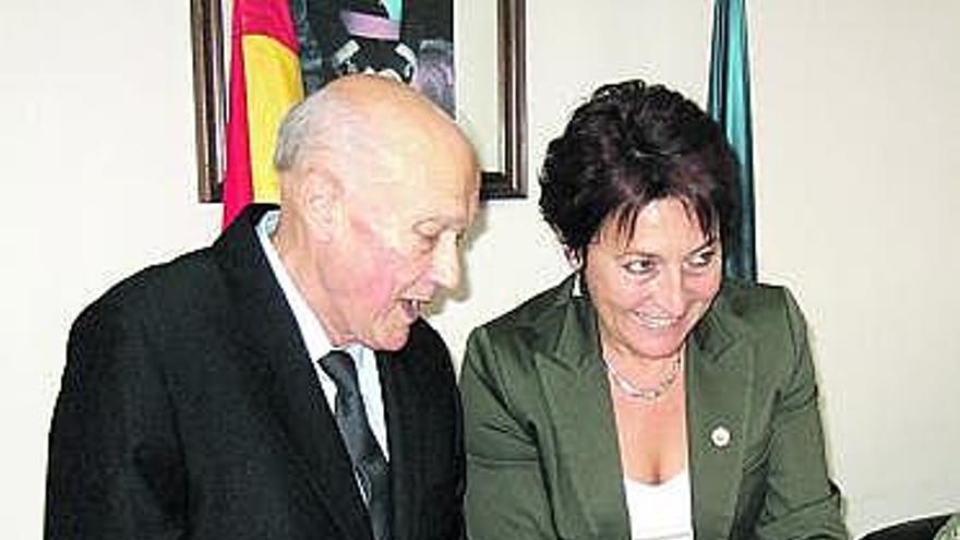 El pregonero, José Marcelino Núñez, y la alcaldesa, Cecilia Pérez.
