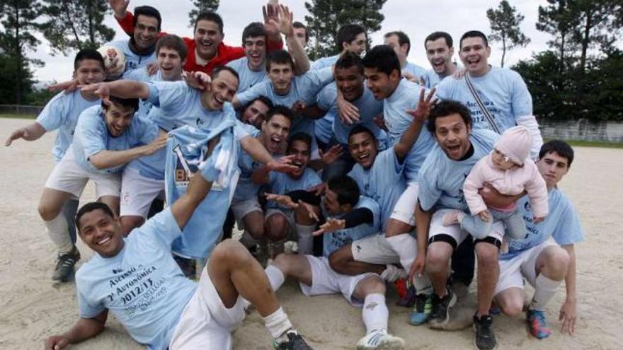 Los jugadores del Vea festejan el ascenso conseguido ayer en A Nogueira. // Bernabé/Cristina M. V.