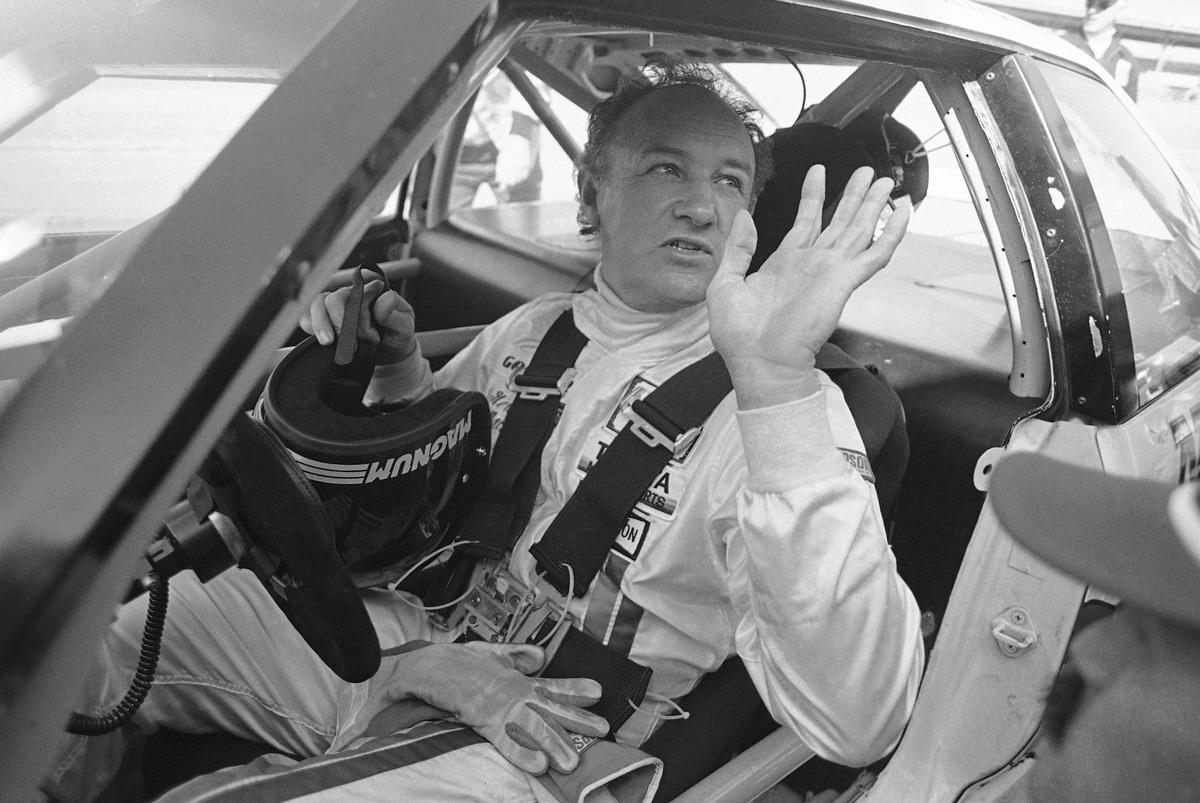 Gene Hackman saluda antes de un entreno con su coche Toyota Celica, el 5 de febrero de 1983, en Daytona.