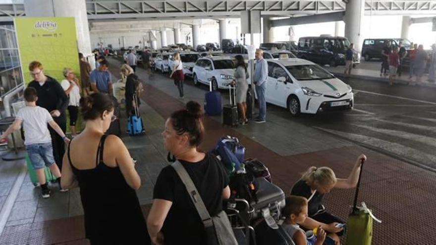 En el aeropuerto la huelga se vivió de forma más leve que en Alicante y sí se ofrecieron servicios mínimos.