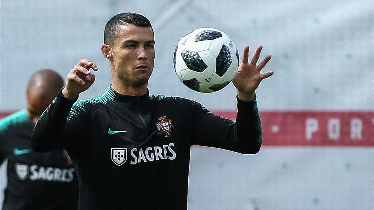  Cristiano Ronaldo en un entrenamiento con la selección portuguesa en Rusia .