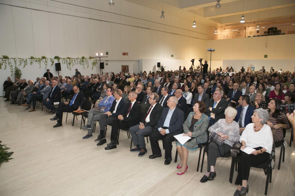 Decenas de profesores y alumnos del CEU, germen de la Universidad de Alicante, se reencuentran en un emotivo acto organizado en el campus.