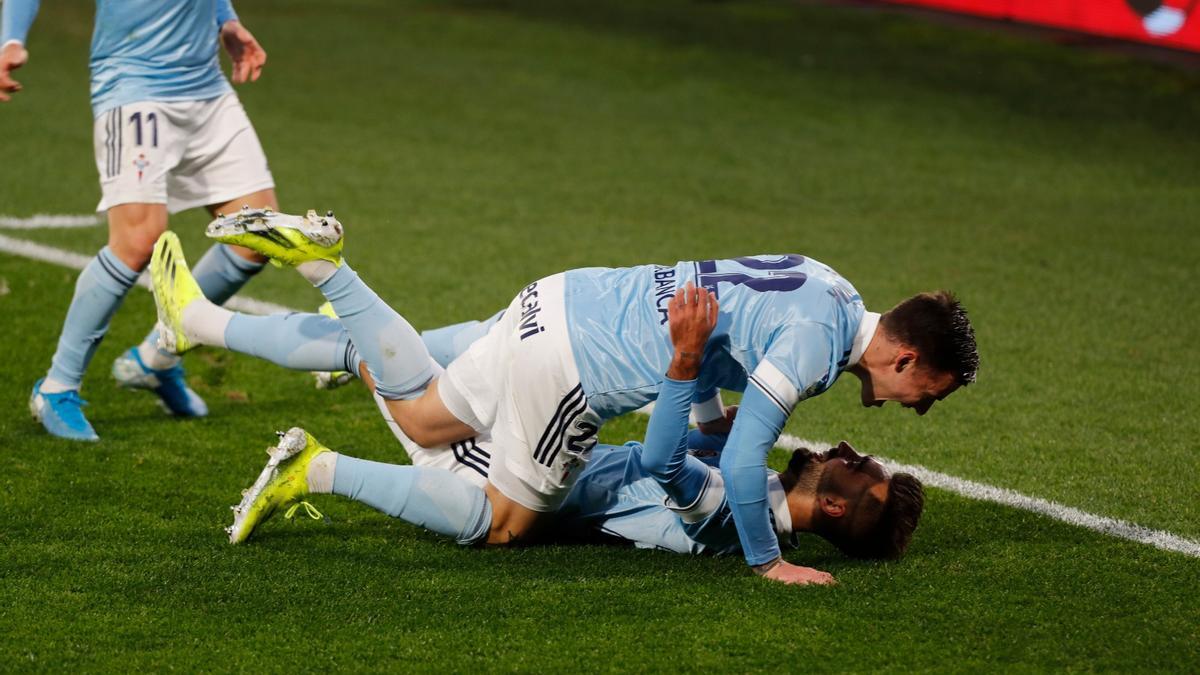 Emre Mor celebra con Brais Méndez el gol inaugural.