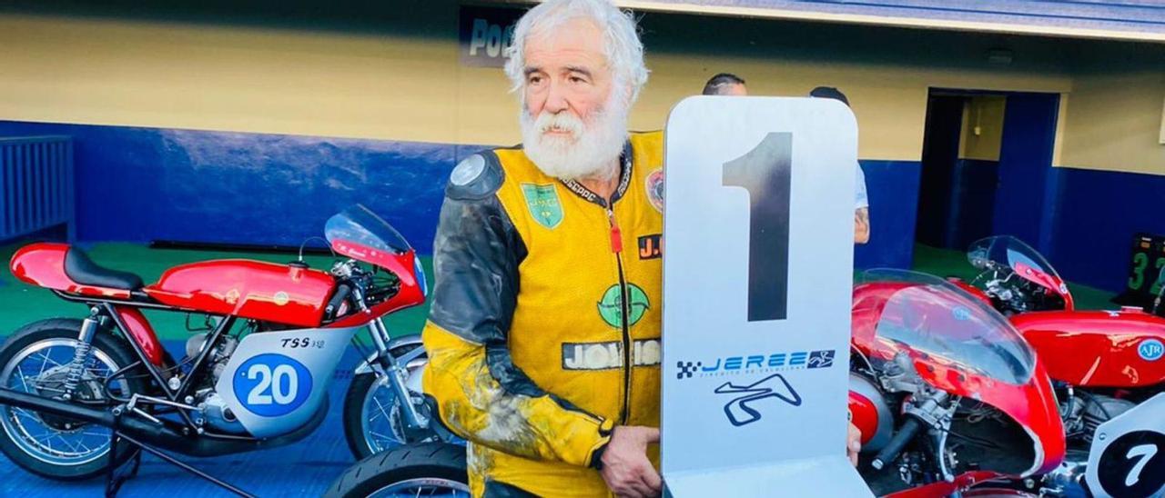 El alicantino Joaquín Orts tras proclamarse campeón de España de motos clásicas en Jerez. | INFORMACIÓN