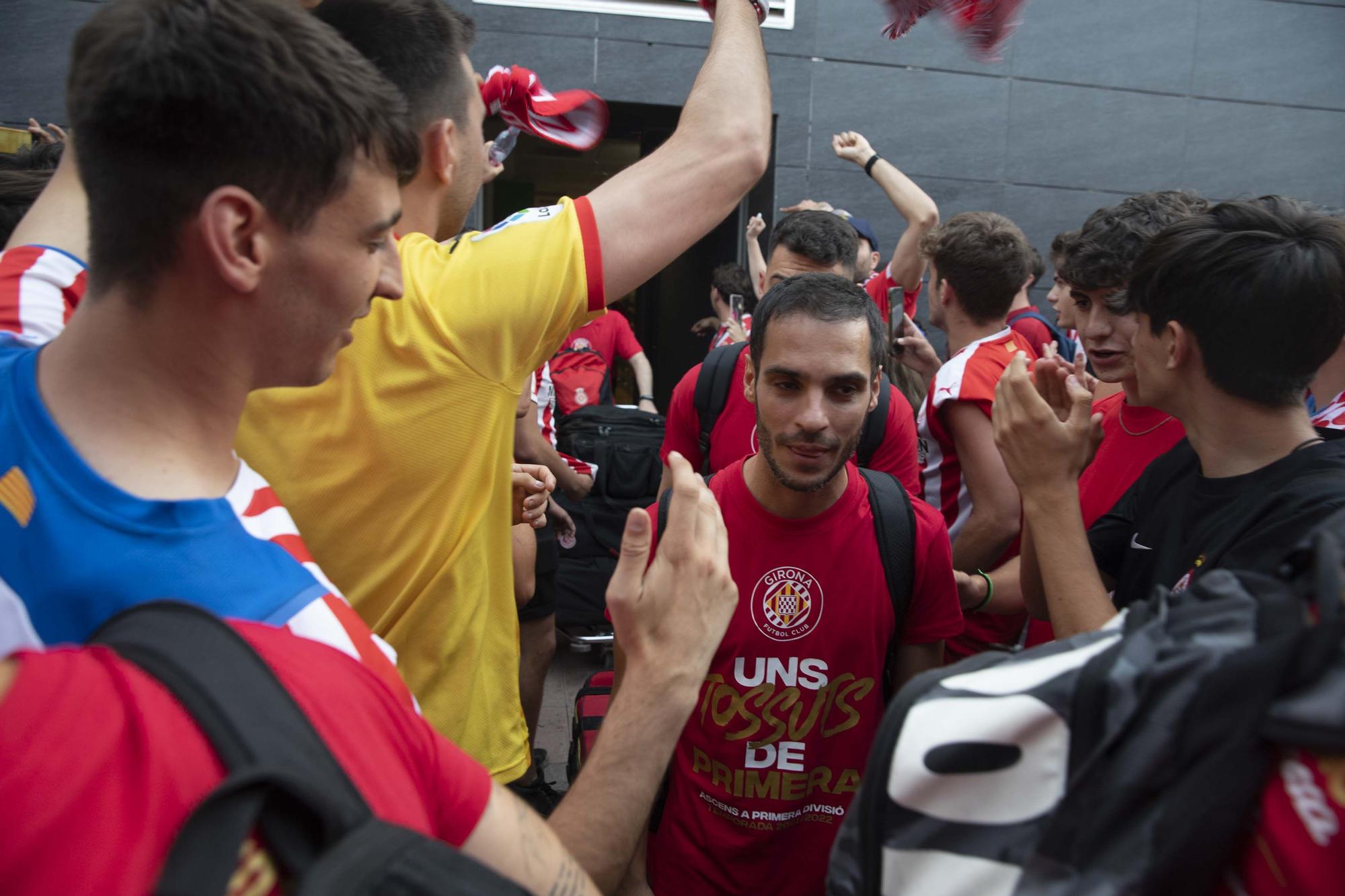 Els aficionats reben al Girona a l'aeroport