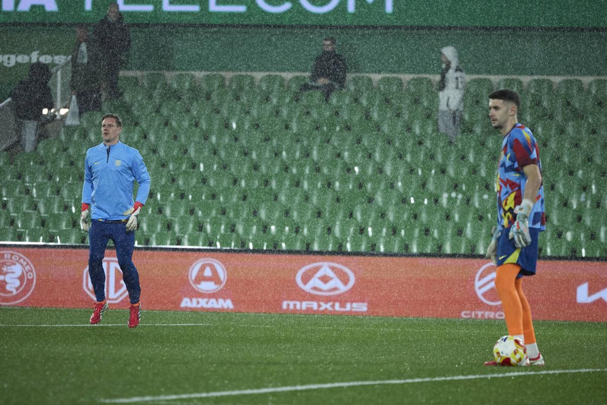 Ter Stegen y Joan García, en el calentamiento de los porteros en Santander.