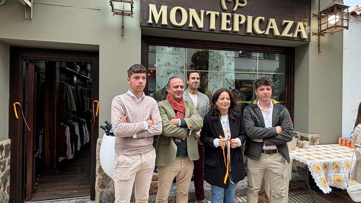 Inauguración de Montepicaza en Don Benito. Luis Rodríguez (a la derecha del todo). A su lado, la alcaldesa de Don Benito, Elisabeth Medina. Su padre y su hermano, ambos llamados David Rodríguez, en la parte izquierda de la imagen.