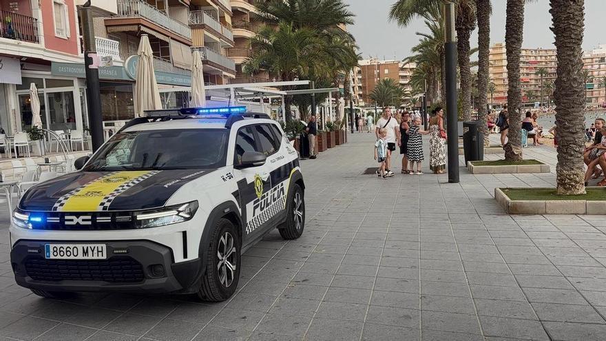 Así pedía la Policía Local de Torrevieja que los bañistas dejaran la playa del Cura ante la posibilidad de reventón: y ni caso