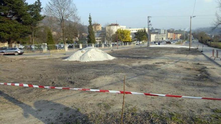 Obras de acondicionamiento de la parcela como aparcamiento.