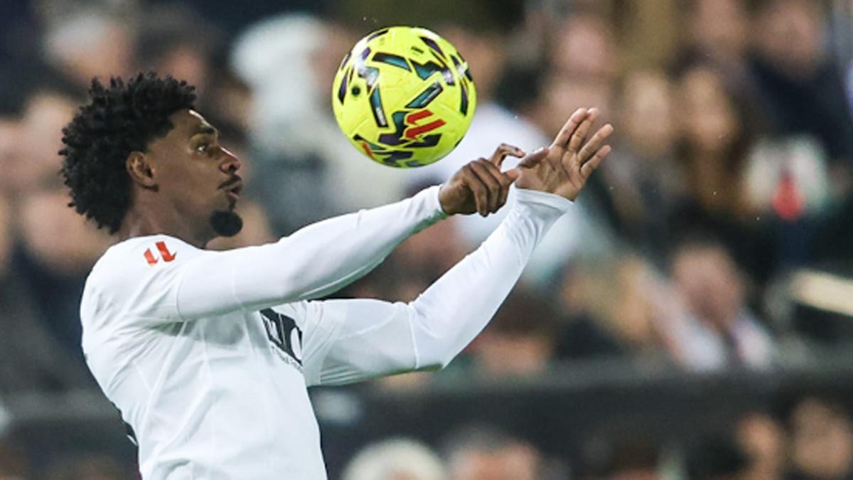 Thierry, controlado un balón