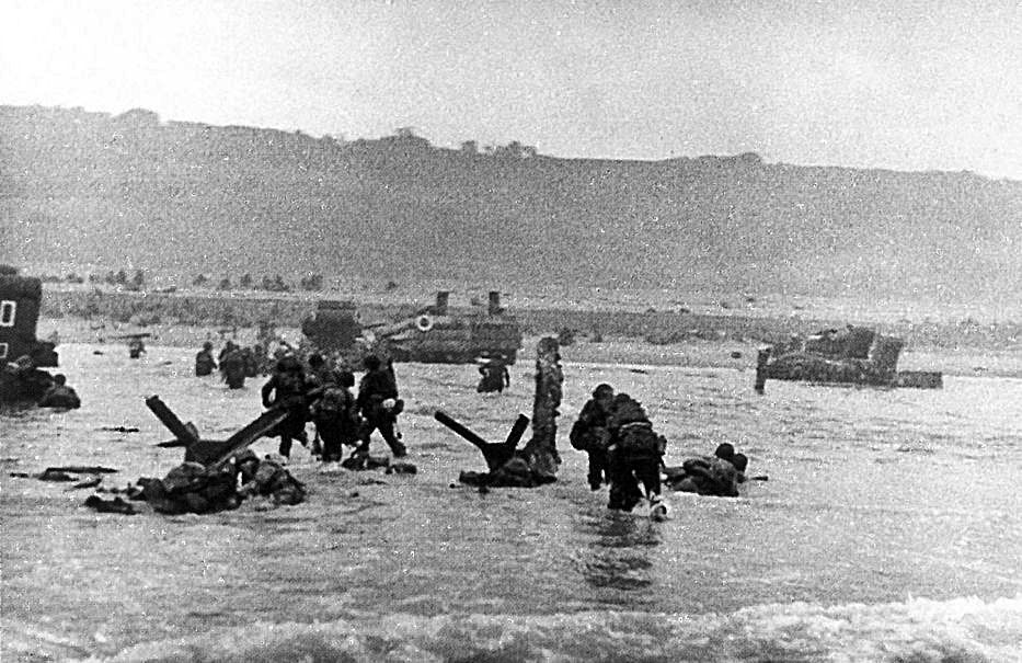 Siete de las famosas «ocho fotos» de los momentos más críticos del desembarco de las tropas norteamericanas en la playa de Omaha.