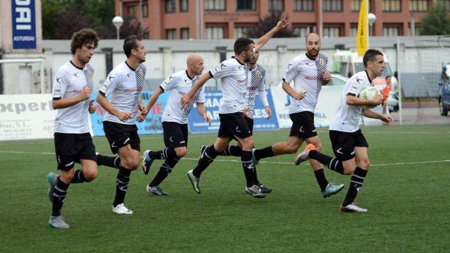 Los jugadores del Caudal festejan el primer tanto de Jaime.