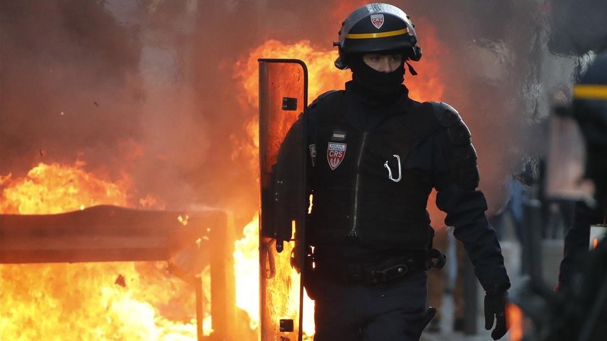 Barricadas ardiendo en una protesta de los chalecos amarillos en Toulouse.