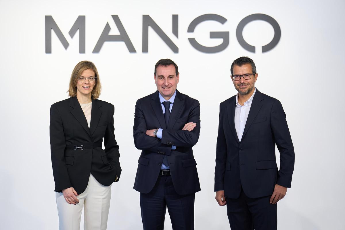 El consejero delegado de Mango, Toni Ruiz (en el centro), junto a la directora financiera, Margarita Salvans y el director global de Retail, Cesar de Vicente.