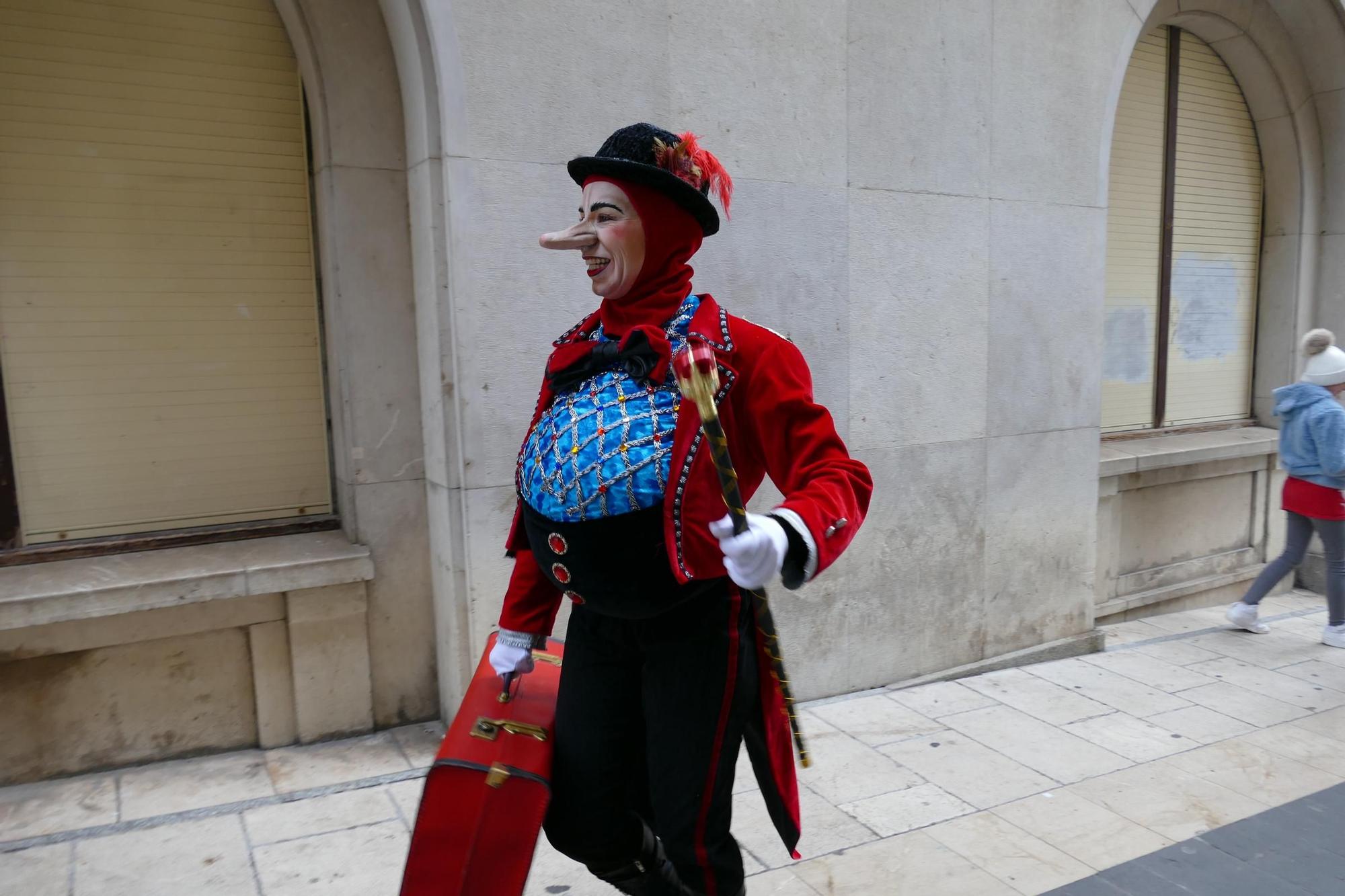 La Dona dels Nassos passeja pel centre de Figueres