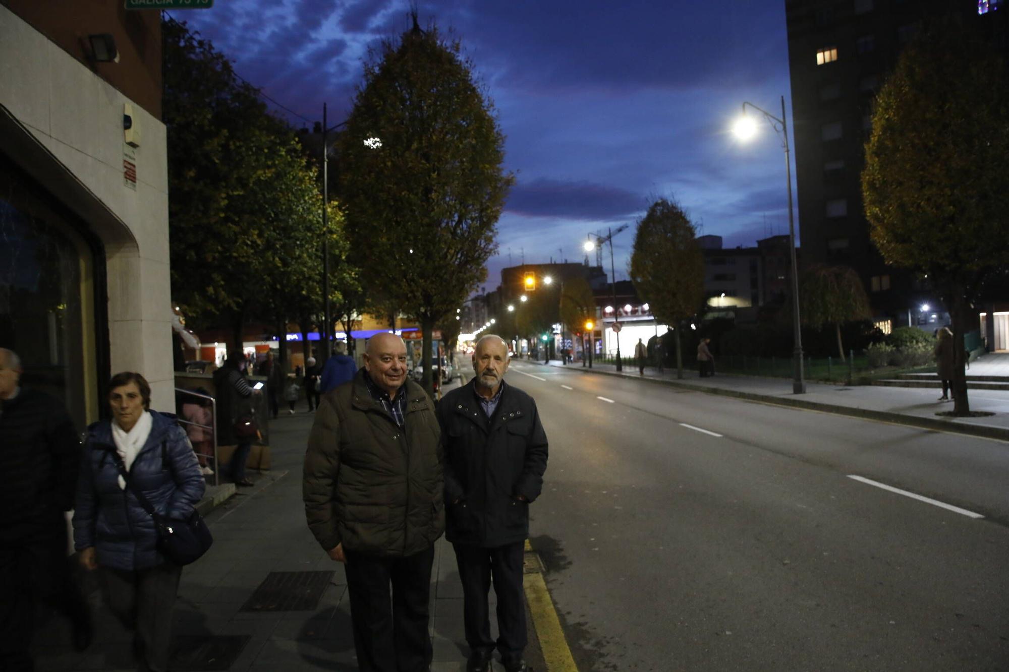 El espíritu navideño de los vecinos ilumina los barrios de Gijón (en imágenes)