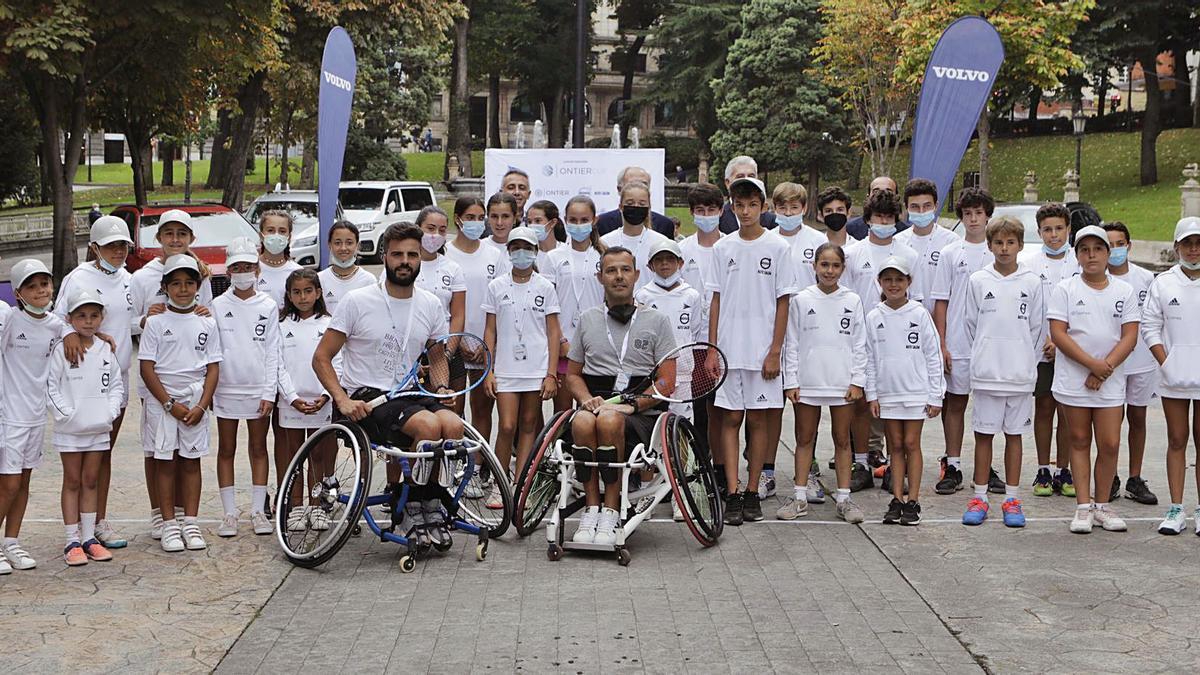 Los niños del Club de Tenis vuelven a jugar en el Campo San Francisco con motivo de la Ontier Cup tras un año de parón por la pandemia