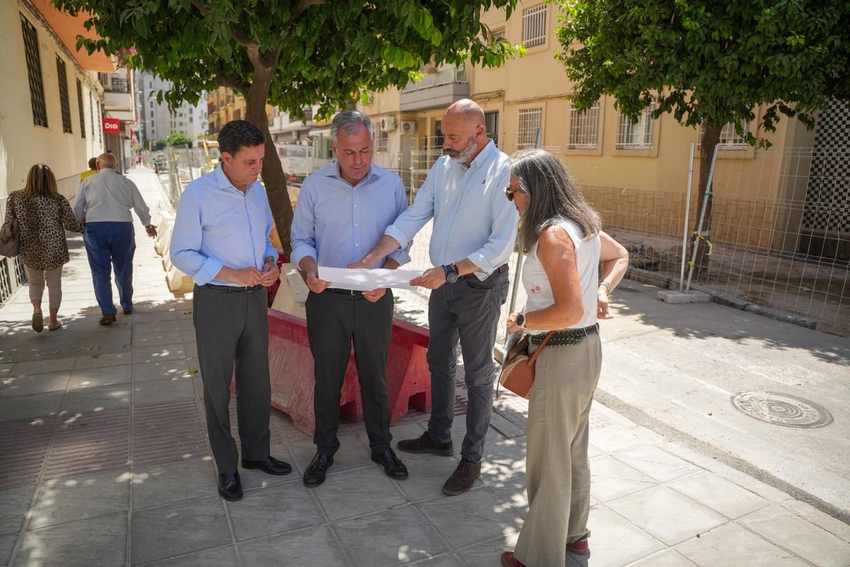 El alcalde de Sevilla, José Luis Sanz, y el delegado de Urbanismo, Juan de la Rosa, visitan las obras de Los Remedios junto al gerente de Urbanismo, Fernando Vázquez