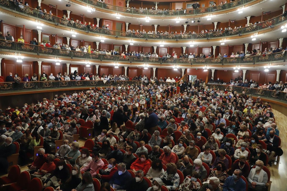 El Gran Teatro, a rebosar de público para ver a Pasión Vega.