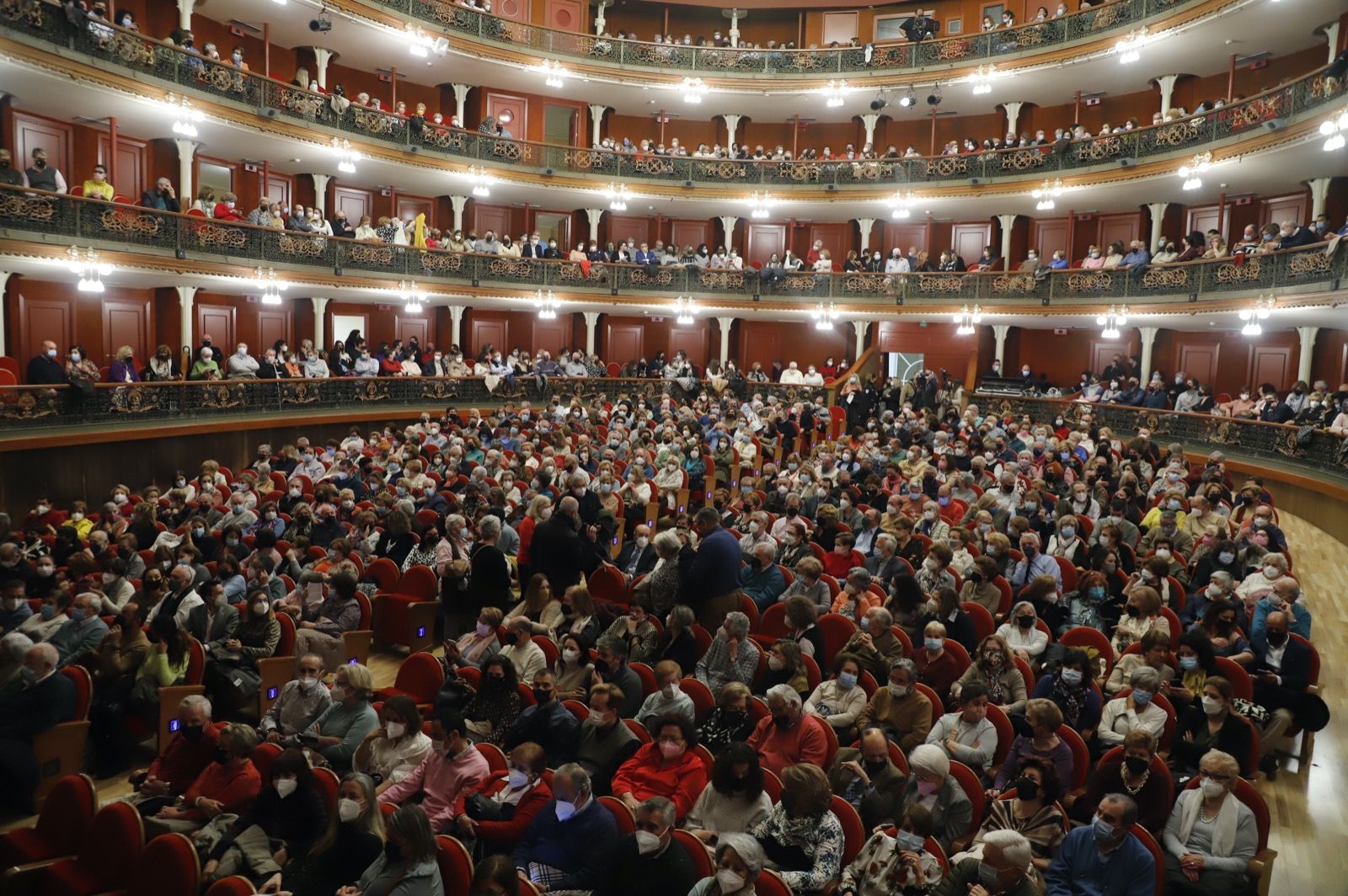 El Gran Teatro, a rebosar de público para ver a Pasión Vega.