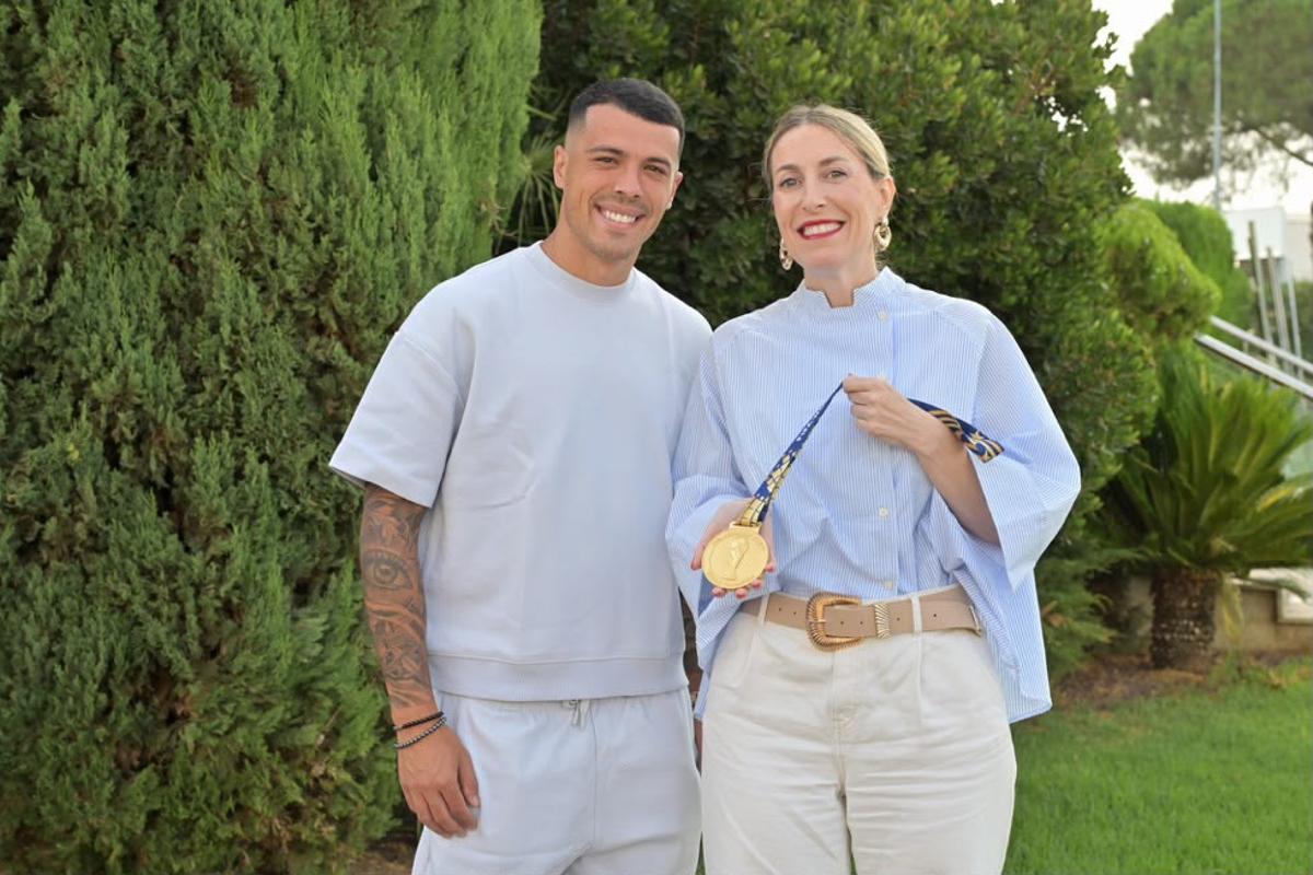 María Guardiola con Pedro Porro y la medalla de oro del Mundial.