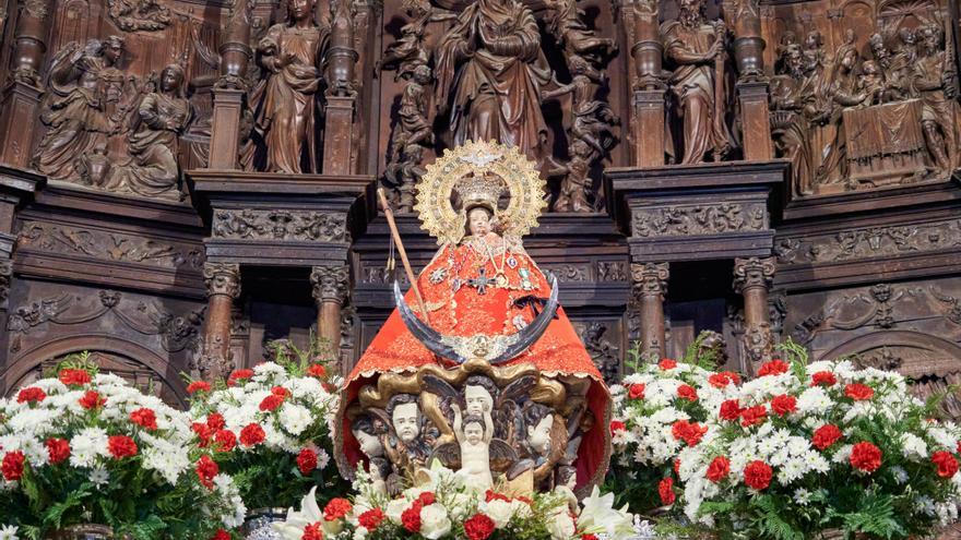 ¿Qué manto llevaba la Virgen el domingo, 24 de abril?