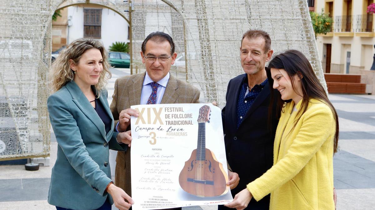 Pedro Sánchez presentaba el festival junto a los ediles Santiago Parra, Mari Huertas García y María Hernández.