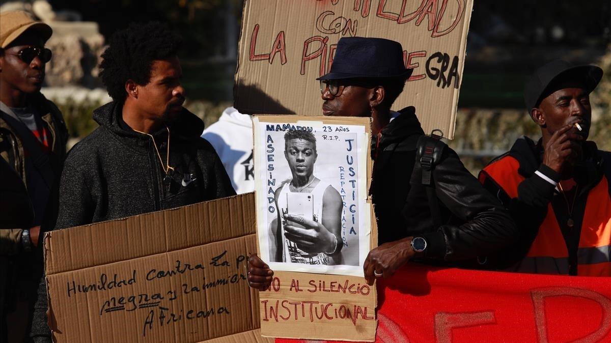 Manifestacion de la familia de Mamadou Haidara, un joven de Mali asesinado el 8 de febrero en Barcelona.