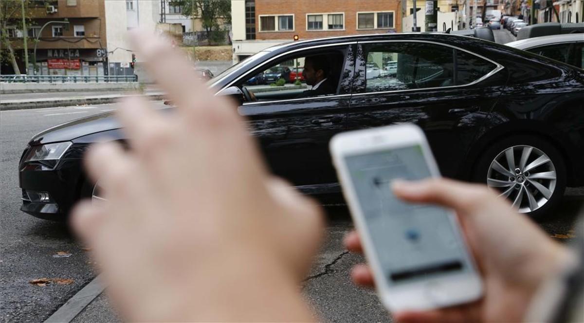 Una clienta se dispone a usar Uber en Madrid.