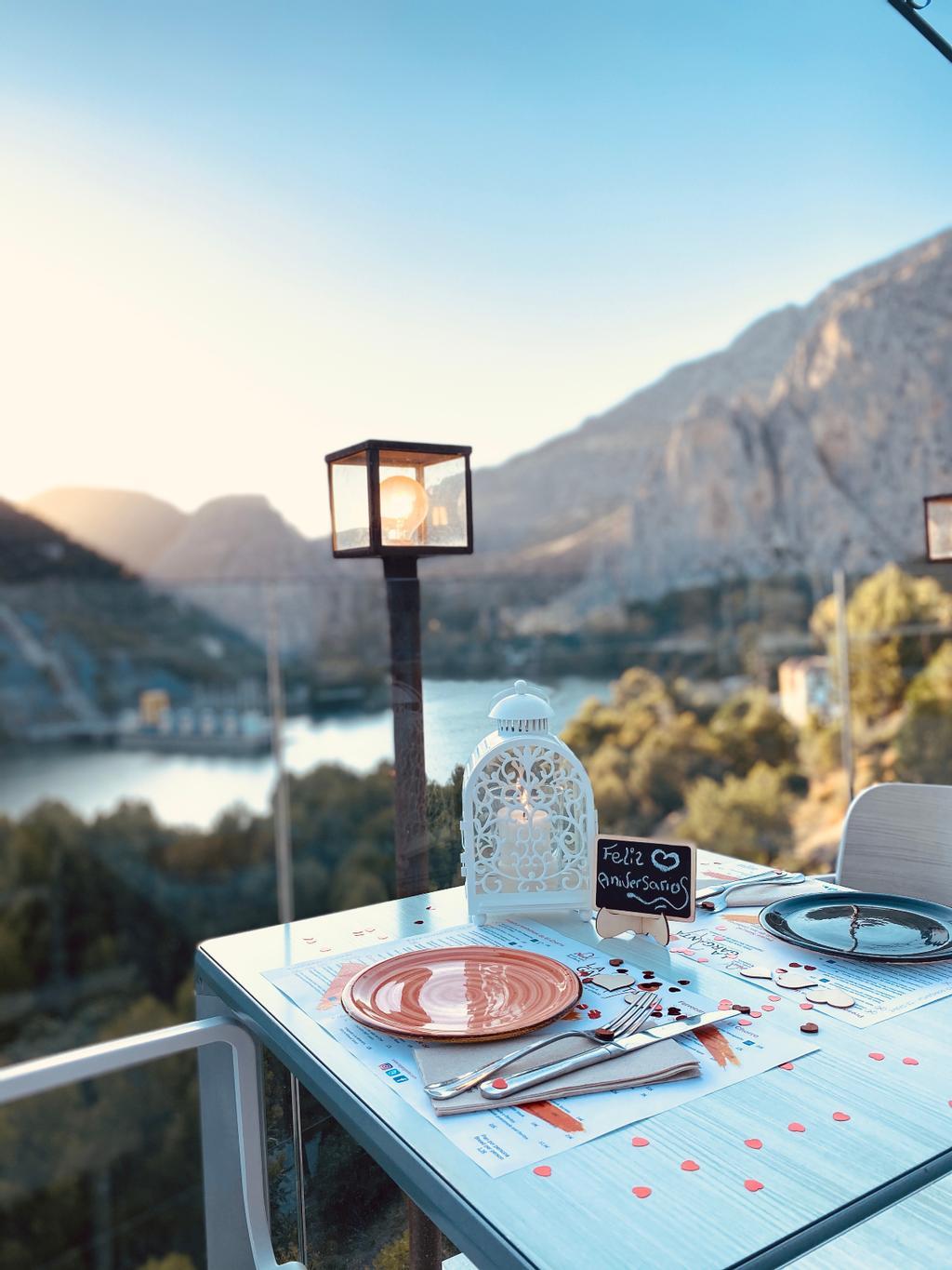 No te quedes sin las mejores vistas y reserva una mesa en la terraza.