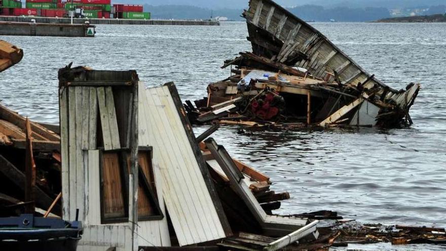 Un barco en pleno proceso de desguace en el puerto de Vilagarcía. // Iñaki Abella