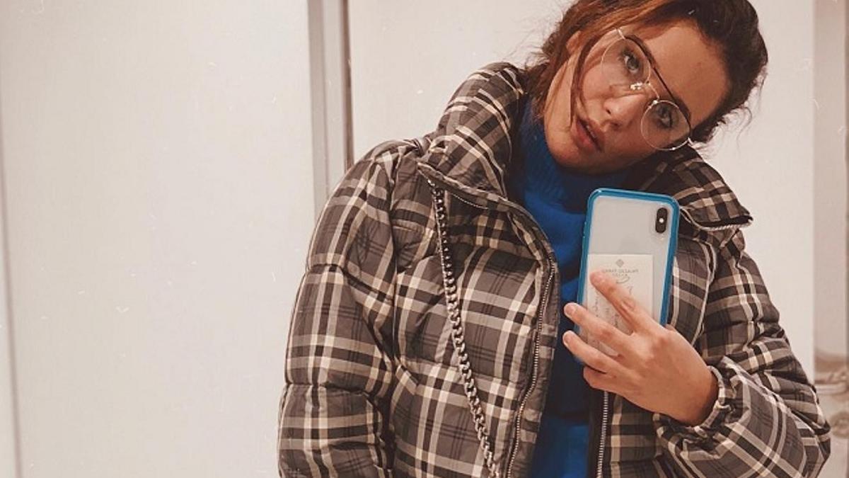 El look de María Pedraza con plumífero de cuadros de Pull&amp;Bear