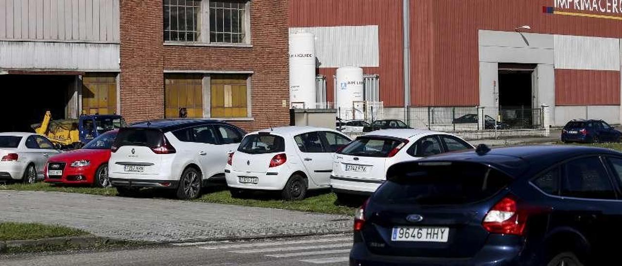 Coches aparcados en espacios concebidos originalmente para ser zonas verdes.