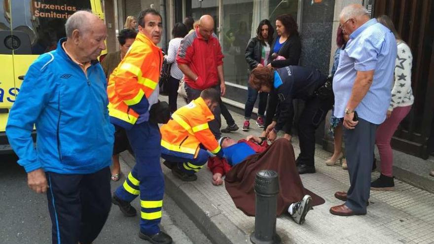 Atropello a un ciclista en Jaime Janer  |  Durante la mañana de ayer se produjo un atropello a un ciclista en la calle Jaime Janer de Marín. El siniestro ocurrió cuando el hombre que pilotaba la bicicleta llegó a gran velocidad al término de la calle, porque al parecer le fallaron los frenos, por lo que invadió la vía perpendicular y colisionó con un vehículo que circulaba por esta calle. El ciclista, un hombre de avanzada edad, sufrió varias contusiones y traumatismos y no se descartaba que tuviese un brazo roto.