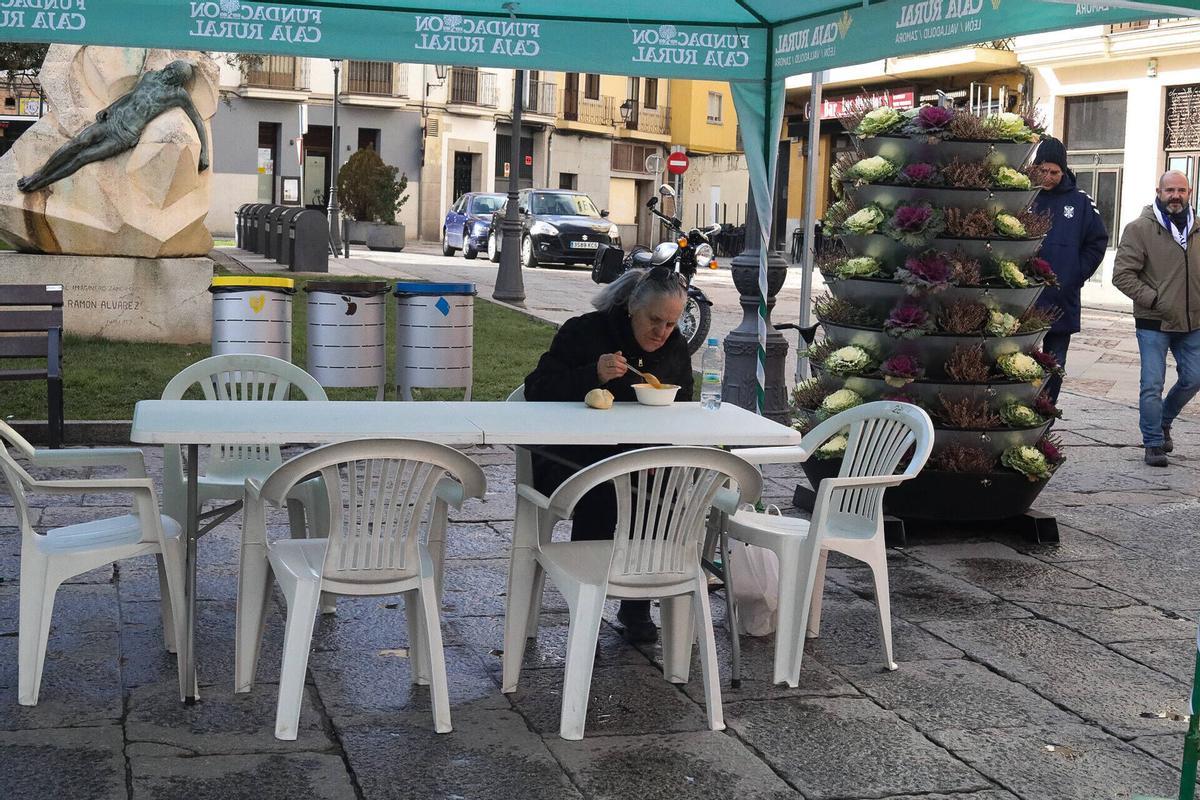 GALERÍA | Sanantonada de Azayca en la Plaza Mayor: agotados todos los platos
