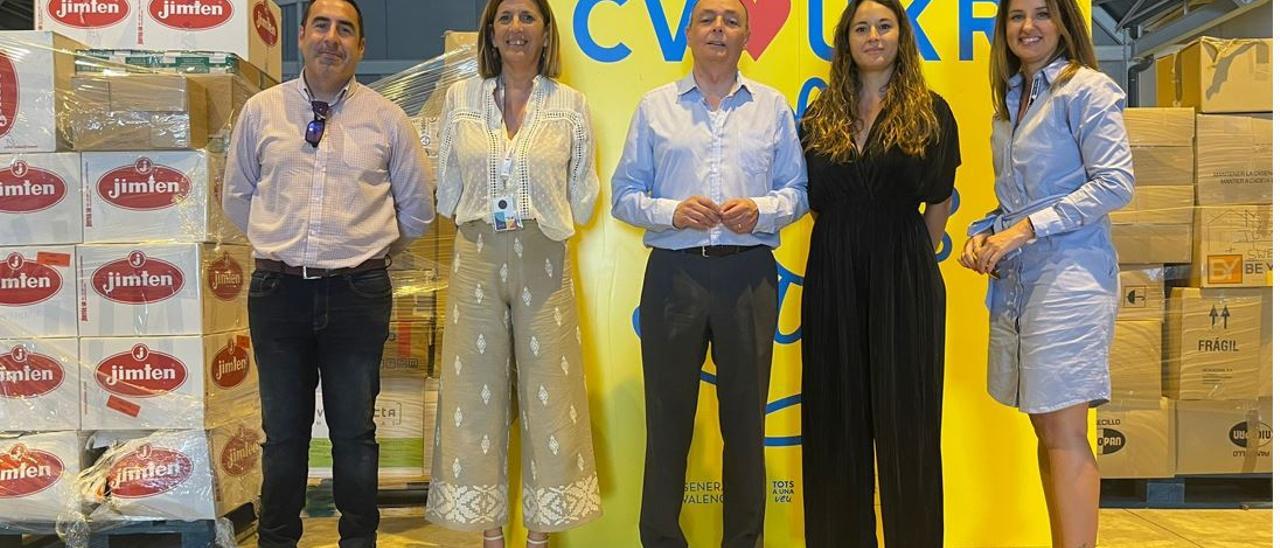 Salvador Navarro, junto a Zulima Pérez, en su visita al centro logístico de Alicante de recepción de ayuda.