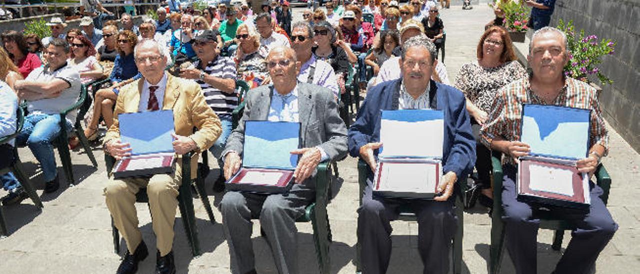 Los guardias Juan Ramírez, Juan Manuel Cabrera, Francisco Quintana y Manuel Ramos, con sus placas en un momento del encuentro de ayer en Teror.