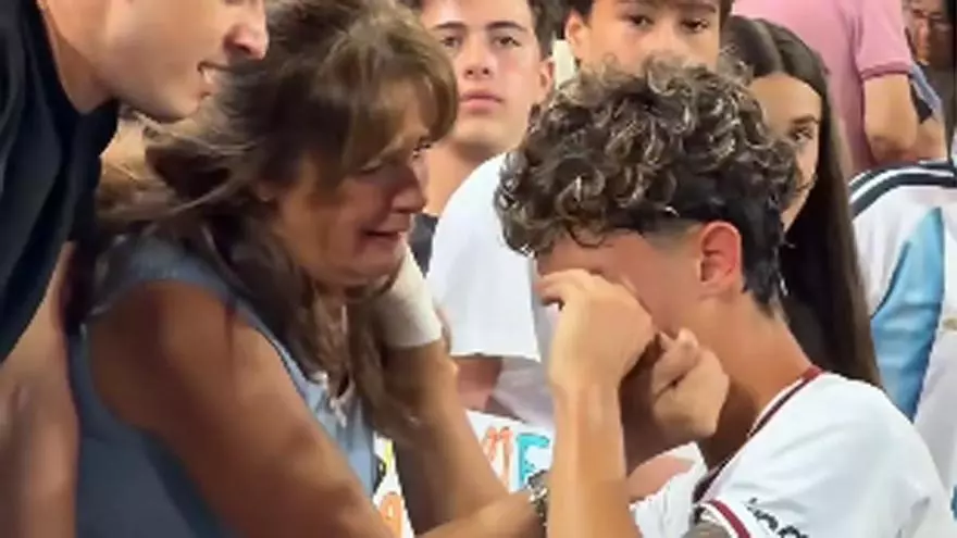 Aimar Blázquez, abrazando a su familia en Mestalla