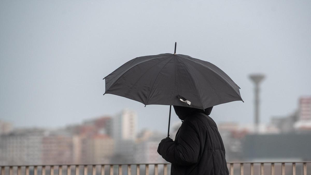 Una persona con un paraguas en A Coruña