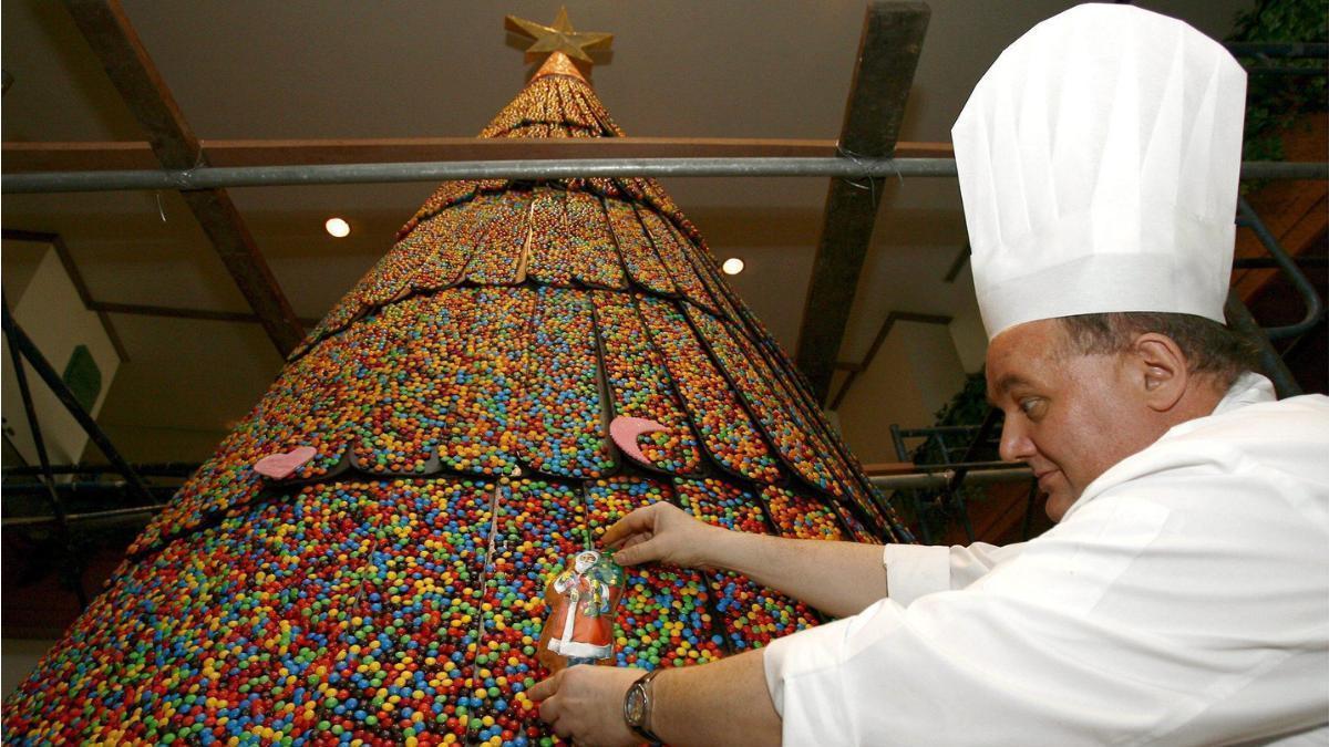 Imagen de recurso del chef suizo Hanspeter Aschwanden junto a un árbol de M&amp;M.