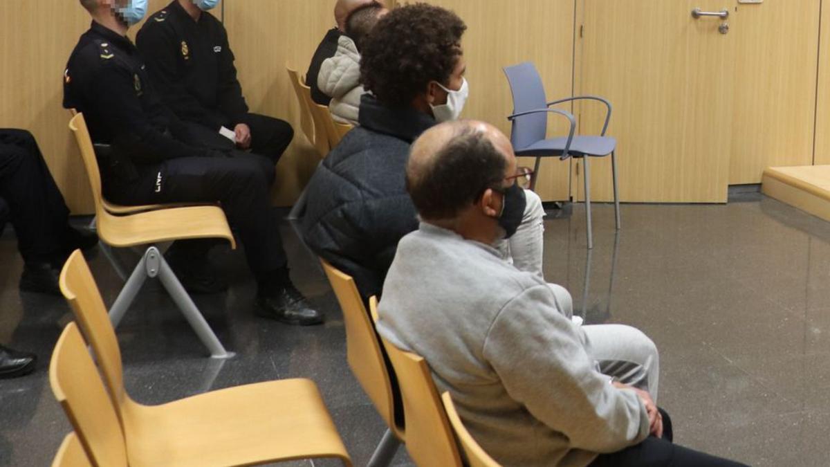 Los acusados del &#039;vuelco&#039; a tiros en Alfafar, durante el juicio celebrado en diciembre de 2021.