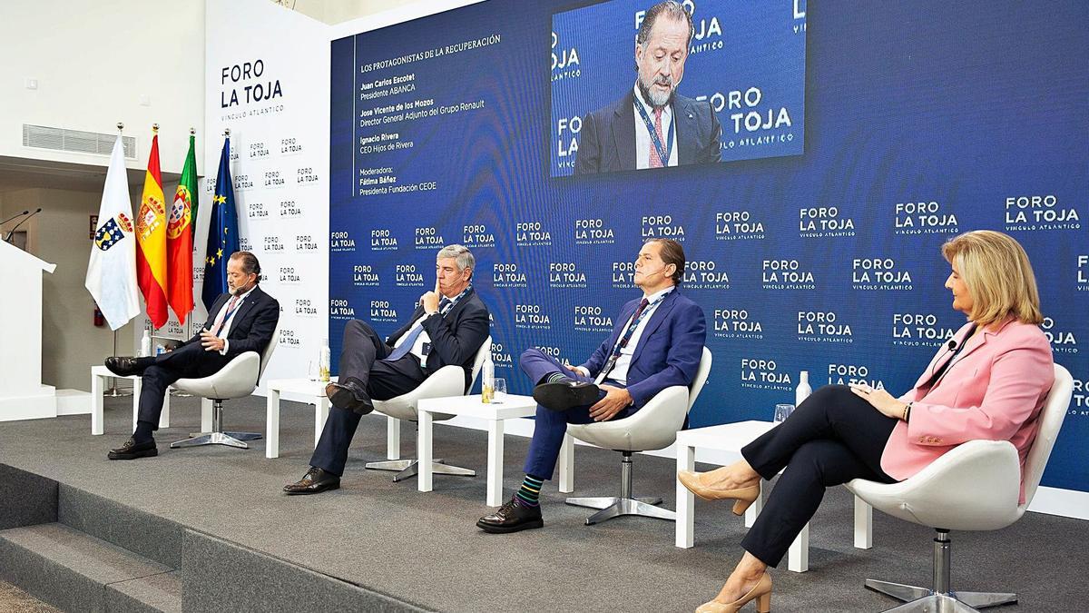 Juan Carlos Escotet, Vicente de los Mozos,
Ignacio Rivera y Fátima Báñez, ayer en el Foro La Toja.   | // FRANCISCO MEJÍA OSSA