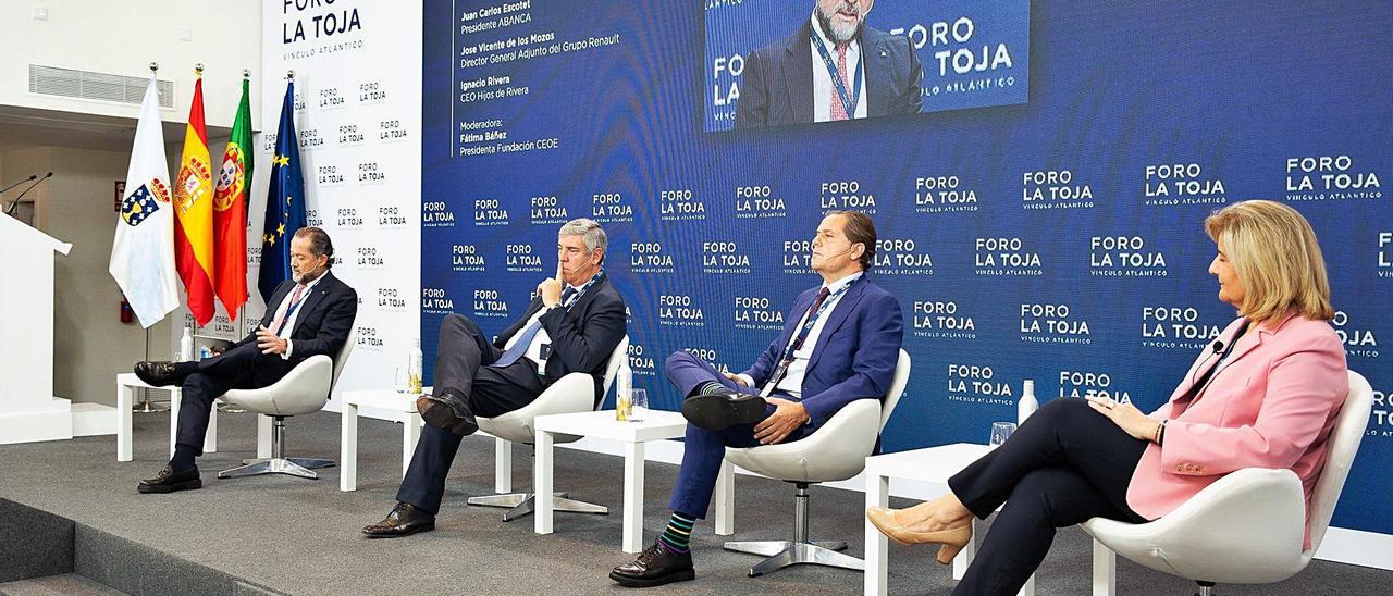 Juan Carlos Escotet, Vicente de los Mozos,Ignacio Rivera y Fátima Báñez, ayer en el Foro La Toja.