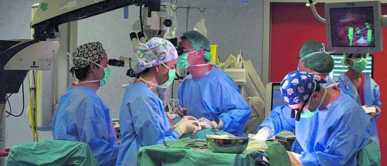Una imagen de archivo de una intervención realizada en el servicio de Cirugía Plástica del hospital de Son Espases. | HUSE