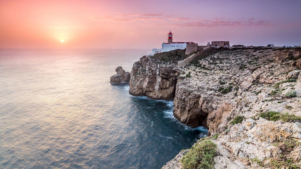 El Cabo de São Vicente, cerca de Sagres, resume la relación simbólica de Portugal con el océano y los antiguos confines de Europa.