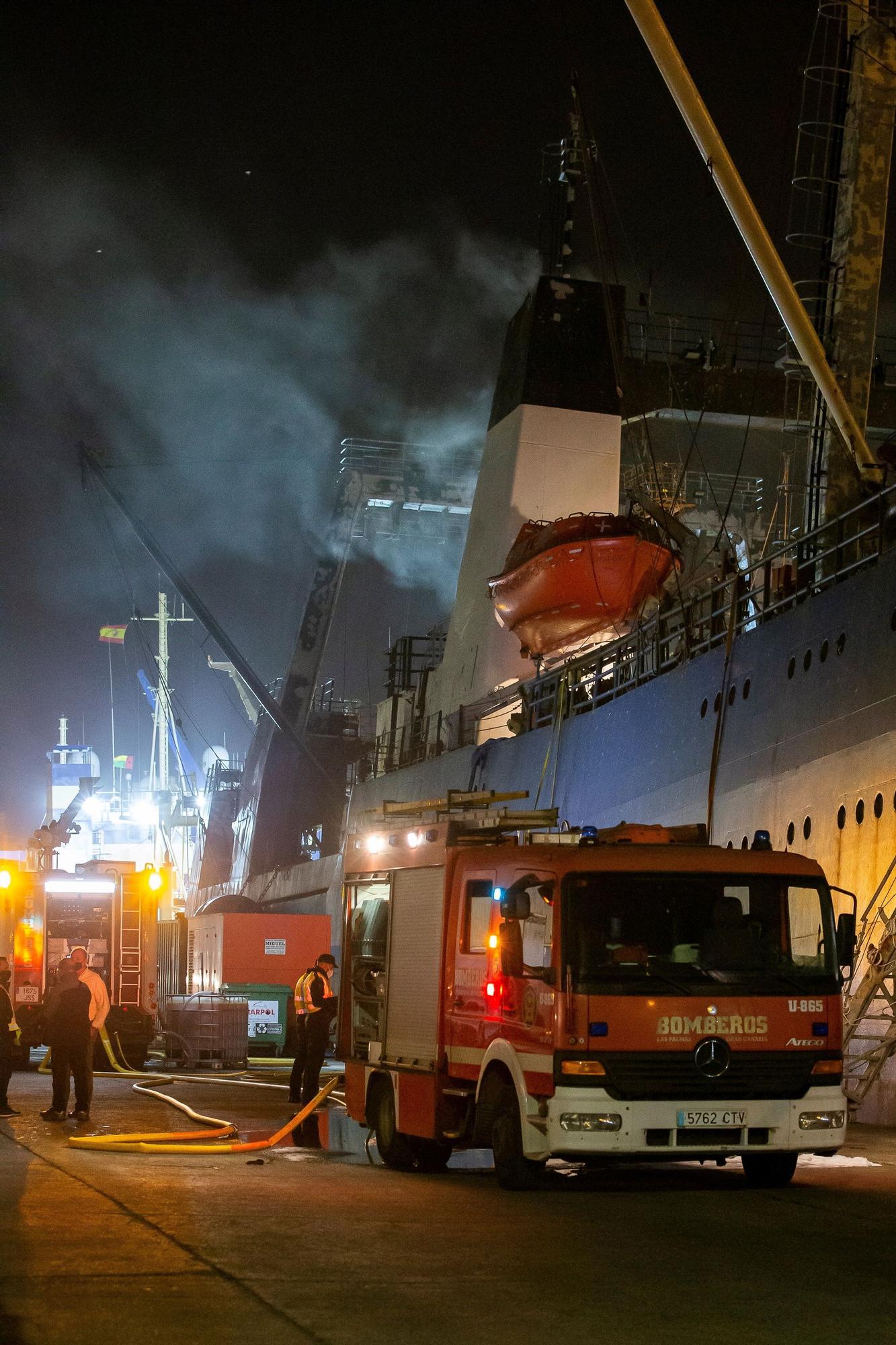 Pesquero incendiado en La Luz