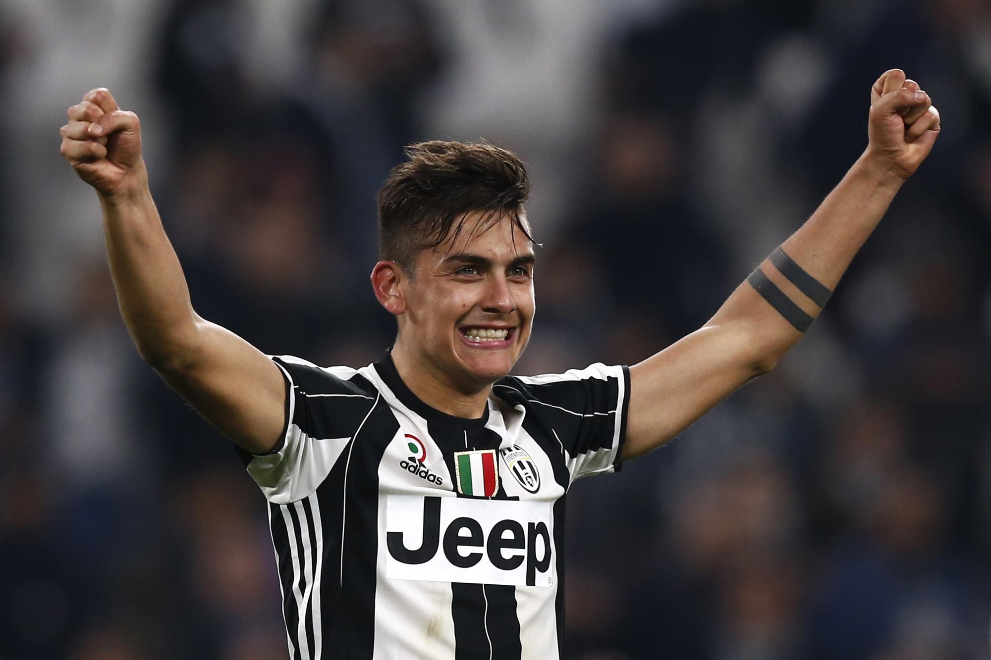 Paulo Dybala con la elástica de su ex equipo