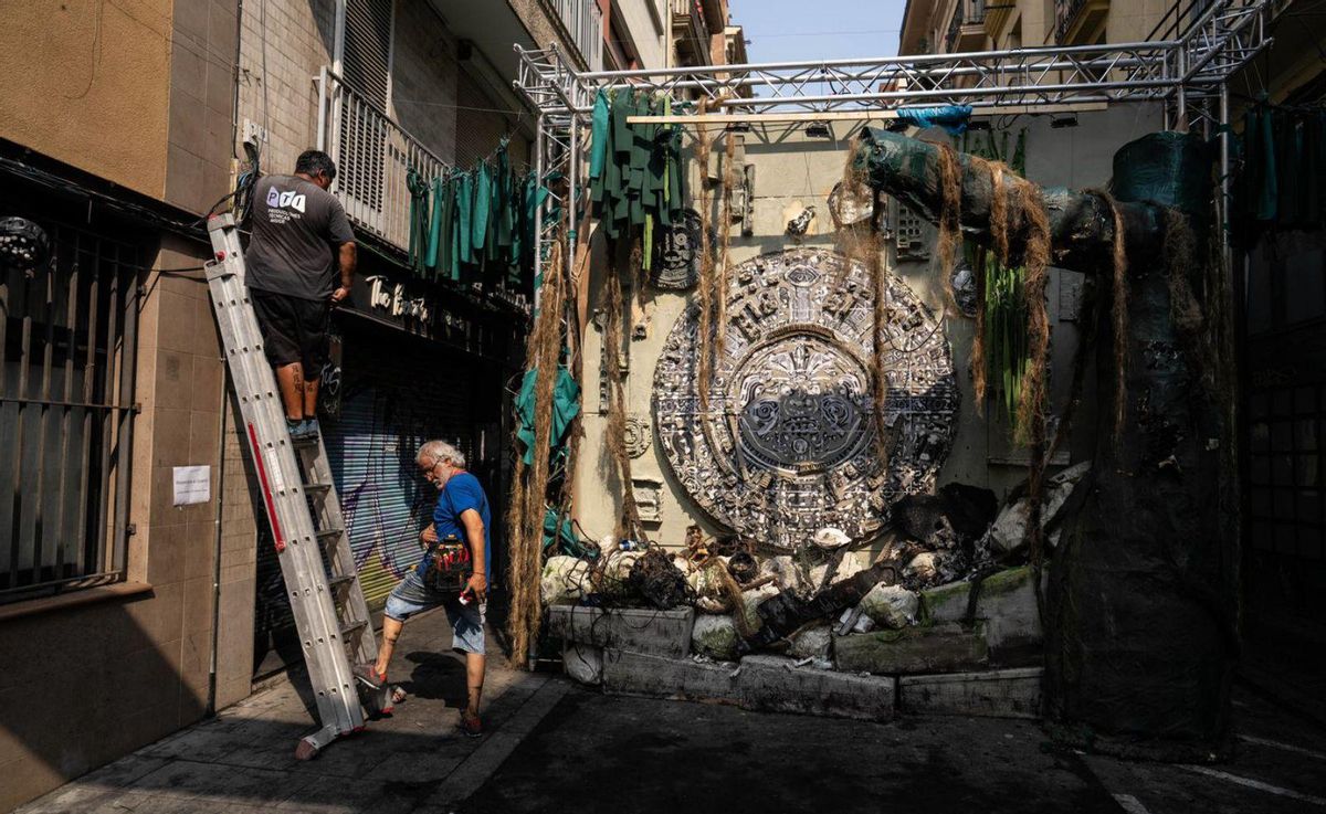 Un incendi crema el decorat de Verdi a les festes de Gràcia